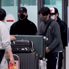situasi: dowoon keluar gate sambil dorong koper (youngk, wonpil-sungjin jalan di belakangnya), diberhentiin sama om bodyguard yg nyuruh member jalan duluan di depan. om bg nya nyuruh mbak staf yang ngedorong troli koper. tangan mbaknya udah maju mau dorong troli tapi keduluan sungjin 😭. sungjin act of servicenyaa..🫠 park sungjin 💍 video cr newsen #DAY6 #데이식스 #sungjin #성진 #parksungjin #sungjinday6 #fypkpop #myday #fyp 