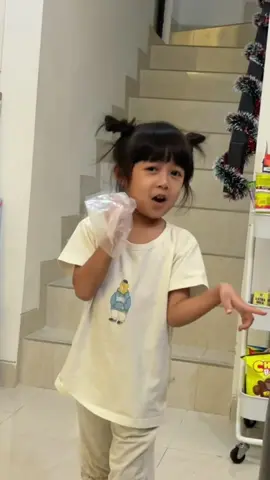 moon maap untuk lirik sesuai kepercayaan masing-masing aja ya soalnya iyey lagi keganjringan APT jadi mamacin kudu dokumentasi 😂 #bayilucu #bayigemes #anaklucu #fyp #foryou #family #videolucu #funnyvideos #apt 