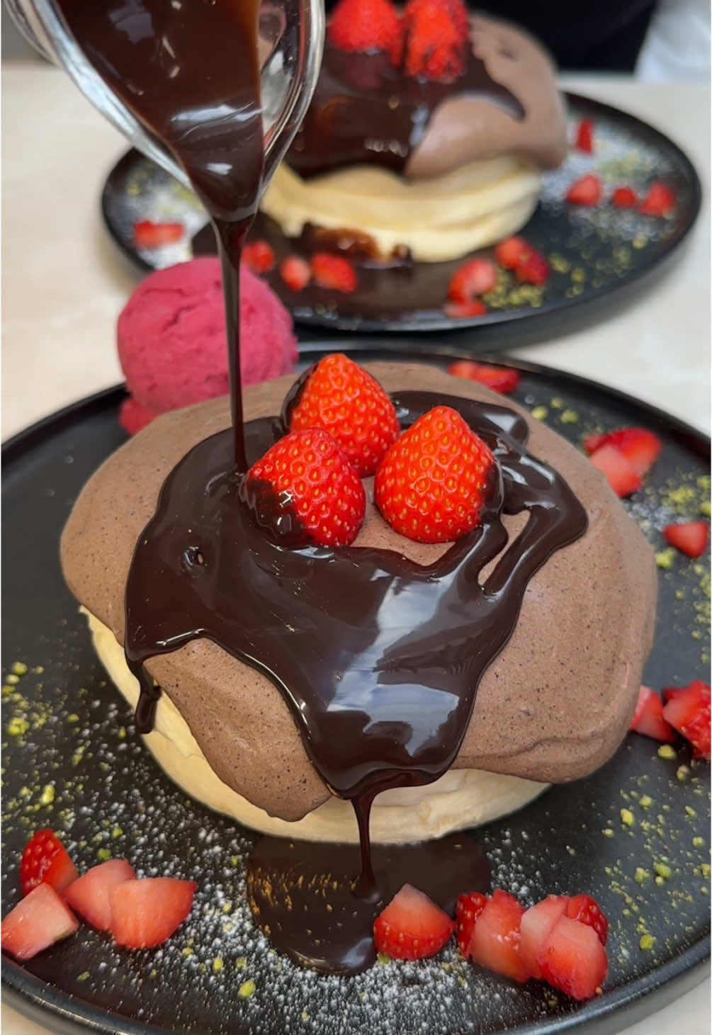 ふわふわのいちごショコラパンケーキ🍓 ◎ ストロベリーショコラパンケーキ　¥1580 …２月中旬までの期間限定のチョコレートクリームにダークチョコレートソース、ホワイトチョコレートソースに苺が乗ったパンケーキ🥞 【店舗名】nooice 【住所】福岡市中央区今泉１丁目１８−３ 【アクセス】天神駅から徒歩8分 【営業時間】9:00-22:00(月水:21:00まで) 【定休日】火曜日 【予算】1,000-2,000 #福#福岡グルメjapanesefood #tiktokfood 