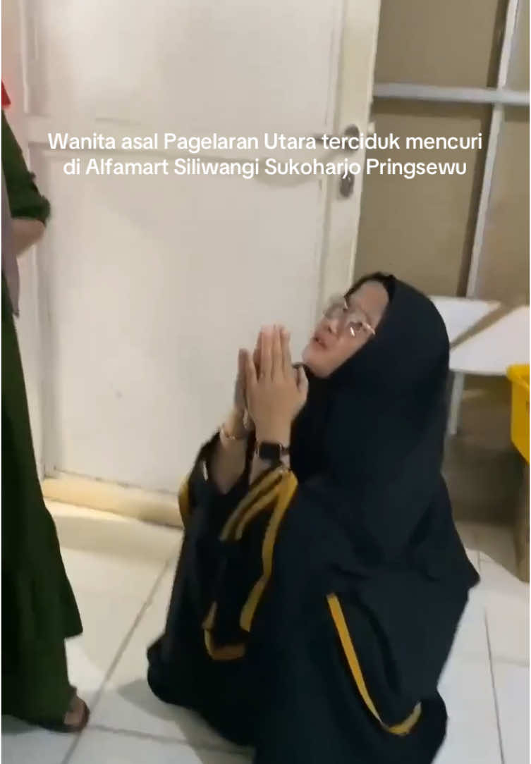 Seorang perempuan cantik mengaku bernama Nisa/Lisa (30), warga Pekon Madaraya, Kecamatan Pagelaran Utara, tertangkap basah melakukan aksi pencurian di Alfamart Pekon Siliwangi, Sukoharjo, Pringsewu. Jumat (3/1/2025) Dikutip dari PrioritasTV.com, kronologi kejadian bermula sekitar pukul 09.30 WIB. NISA, yang awalnya tidak membawa tanda pengenal, mencuri beberapa barang di Alfamart tanpa melakukan pembayaran di kasir. Tindakan mencurigakan pelaku langsung terdeteksi oleh karyawan toko ketika dia mengambil sejumlah barang dan langsung keluar toko sehingga pegawai mencegahnya agar tidak melarikan diri. Ana, Kepala Toko Alfamart Siliwangi, mengkonfirmasi bahwa pelaku terlihat membawa barang-barang dengan gerak-gerik mencurigakan dan mengenakan pakaian besar. Setelah diperiksa, diketahui bahwa pelaku membawa banyak barang yang belum dibayar. Bahkan, dari kendaraan pelaku, ditemukan barang-barang lain yang diduga merupakan hasil pencurian di lokasi berbeda. “Kerugian sekitar Rp700 ribu,” kata Ana. Namun, pihak keluarga pelaku telah datang ke Polsek untuk melakukan upaya damai terkait kejadian ini. Upaya damai antara pihak keluarga pelaku dan toko  Alfamart sedang berlangsung, dengan kesepakatan untuk menyelesaikan masalah secara internal. Polisi masih melakukan penyelidikan lebih lanjut terkait kasus ini.  Baca berita selengkapnya di : pringsewu24jam.com  ——————————————  Update info Seputar Pringsewu 24 Jam!  @seputarpringsewu  Www.pringsewu24jam.com  #SeputarPringsewu #Pringsewu24Jam #pringsewu #KabupatenPringsewu 
