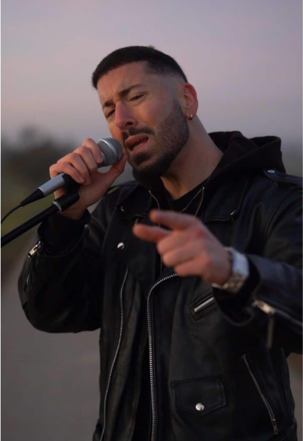 🎵 Herkese selamlar! 🎶  @Muhabbet @aka berr  Bugün sizlerle, duygusal derinlikleriyle kalbime dokunan Muhabbet ve Berrin Keklikler'in unutulmaz eseri 