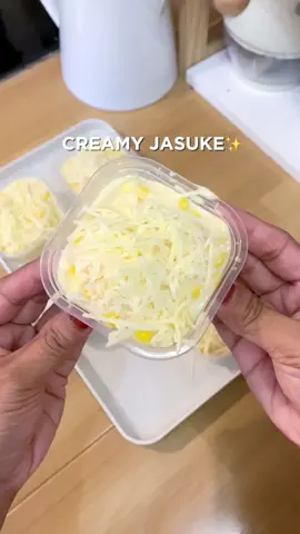 CREAMY JASUKE 🌽🧀 Jadi salah satu cemilan favorit yg aku bikin dihari liburan anak anak sekolah😆,,apalagi dikemas kaya gini jadi menarik kan dan bisa jadi ide jualan juga loh jadi cuan pasti 💵 Memasak jasuke aku pake saucepan size 20cm dari REDCHEF bisa checkout dikeranjang kuning ya 👇🏻 RESEP CREAMY JASUKE: • 250 ml susu uht • 3 sdm kental manis • 5 sdm creamer by elitecreme • 80 gram keju spread(sesuai selera) • 2 sdm larutan maizena • 1 sdm blueband   rasanya beneran creamy karena aku pake creamer by elitecreme,,kalian wajib cobain deh ini enak bangett semoga menginspirasi dan selamat mencoba 🤍 #jasuke #jagungsusukeju #idecemilan #cemilanenak #dessert #idejualan #resepmudah #redchefcookware #redchef