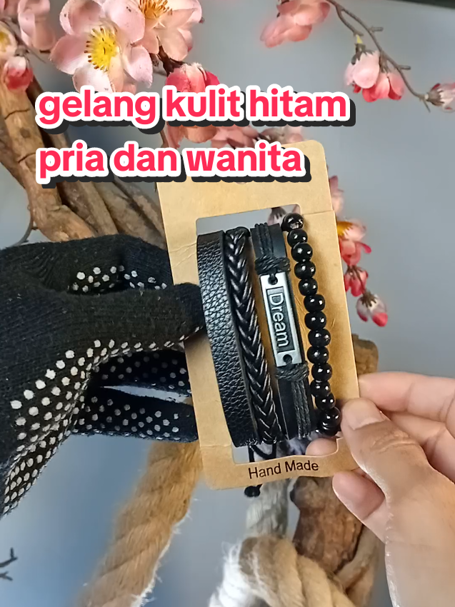 gelang kulit asesoris pria dan wanita warna hitam #gelangpria #gelangwanita #gelangkeren #gelangkulit #gelanghitam #asesoris #gelanghandmade #handmade #style 