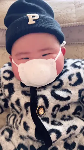 Đeo sao mà nó tràn 2 cái bánh bao sữa vậy con ơi 🥰 #viabexinhyeu #nhaviabeyeu #nhavia2vach #babycutevideos 