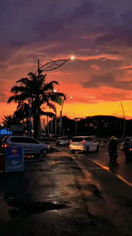 Aku hanya seorang Salik Yang mengagumi kebesaranNYA... #view  #senja  #senjasorehari  #drive  #FYP #foryou #bekasi #sumareconbekasi 