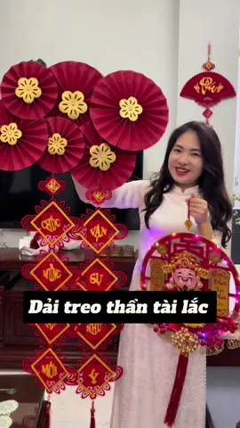 Tết tới nơi rồi các bác ơi. Tranh thủ lựa đồ sắm tết thôi, combo 3in1 dải treo thần tài treo tết giá chỉ 1xxk,gồm 1 thần tài lắc đầu size đại 38cm( shop khác nói 40cm là k đúng), 2 câu đối, 6 quạt, tặng pin,đèn nháy, móc dán đủ phụ kiện kèm theo🥰 vừa đẹp, vừa sang xịn. #daitreothantai #daitreotet #daitreotrangtri #thantaiden #thantailaclu #thantailac #thantailacdautreotuong#thantailacdau #daitreothantailacdau #daitreothantailacluthuhuttailoc 