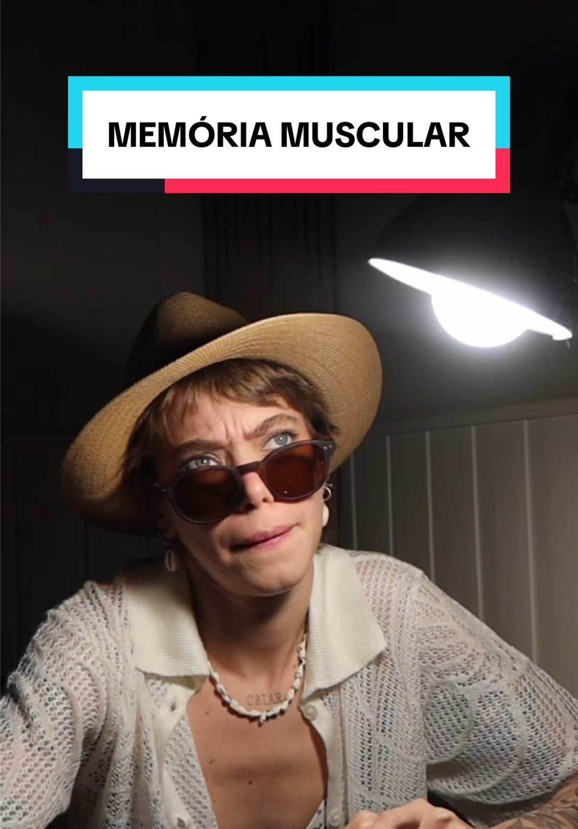 Sim, a memória muscular existe 🙏🏻🥹 Você não colocou o ano todo de treino por água abaixo, as modificações que aconteceram no seu corpo são (praticamente) pra sempre!  Sejam as alterações neurais que vão fazer seu treino ser mais eficiente, já que vc sabe executar os movimentos. Ou pela expressão gênica das células musculares, que foram modificadas durante o tempo em que você as estimulou com o exercício.  Em pouco tempo você consegue retomar as cargas de antes das férias e tb recuperar os ganhos de hipertrofia 💪🏻   Referências:  https://pubmed.ncbi.nlm.nih.gov/29382913/ https://pubmed.ncbi.nlm.nih.gov/39159314/ https://pmc.ncbi.nlm.nih.gov/articles/PMC4207041/ https://www.nature.com/articles/nrm.2017.94