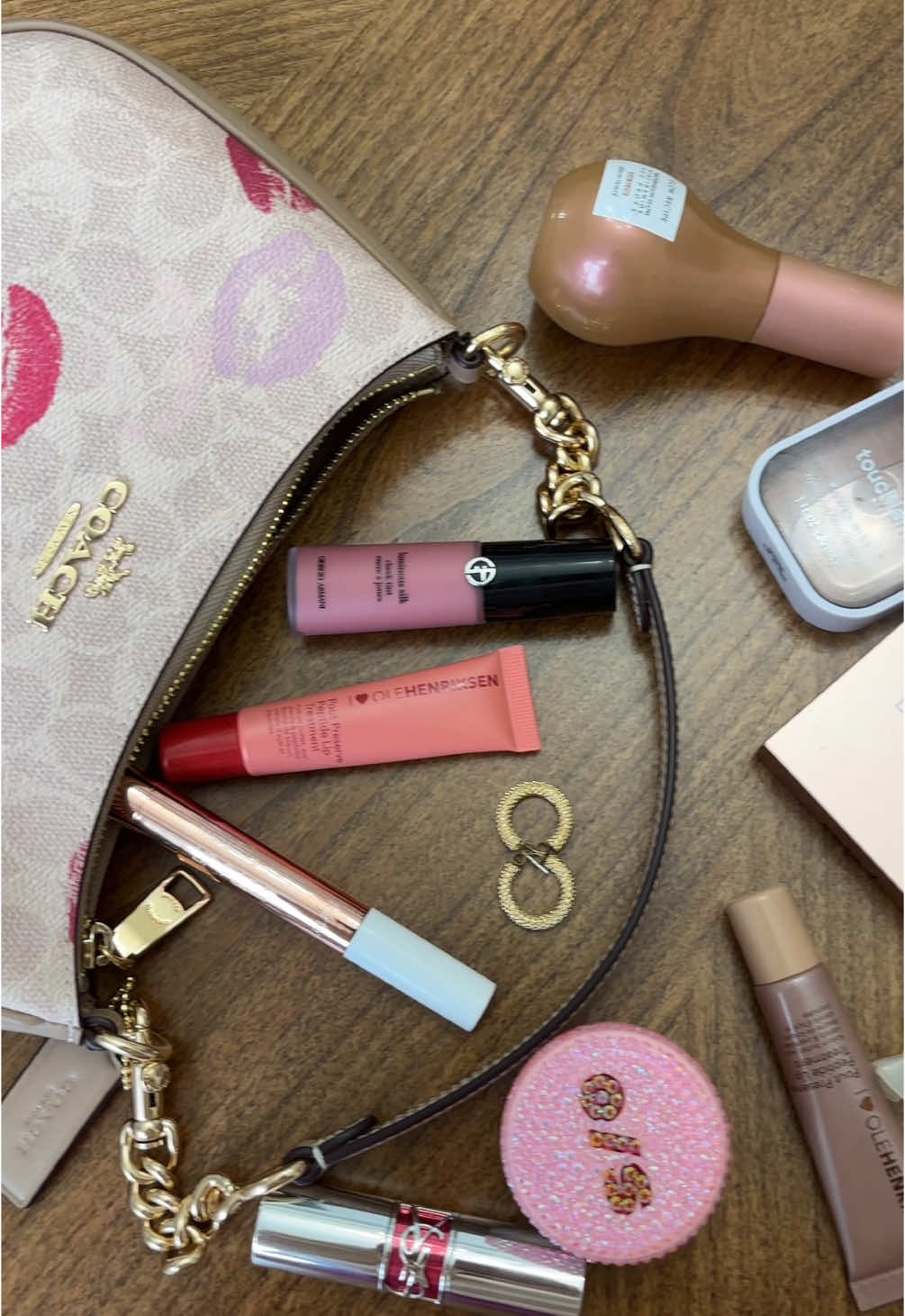 my first flay lat 🎀💄 @Coach @Armani beauty @Olehenriksen @tarte cosmetics @ONE SIZE BEAUTY @Glow Recipe @touchland @LAWLESS Beauty @YSL Beauty  #makeupaesthetic #flatlay #makeupflatlay #pinkaesthetic 