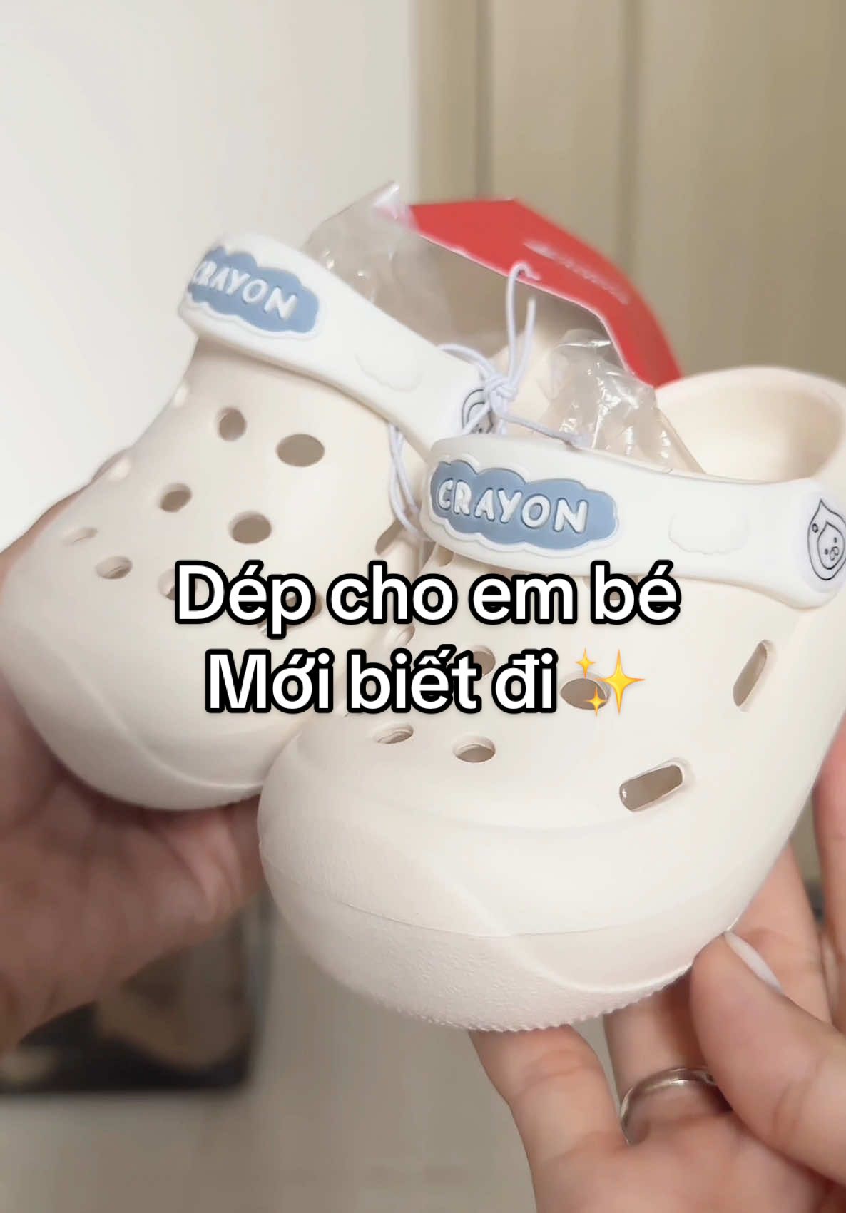 Hôm nay review cho mọi người đôi dép dành cho các bé mới biết đi nè, dép mềm nhẹ đi êm chân lắm luôn ấy 🔥 #fyp #xh #xuhuong #deptapdichobe #embe #toddler #baby #depchobe #thapcamkim 