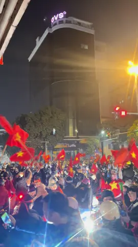 đi bão đầu cầu Hà Nội ❤️❤️❤️❤️ #vietnamvodich #vietnam #yeunuoc 