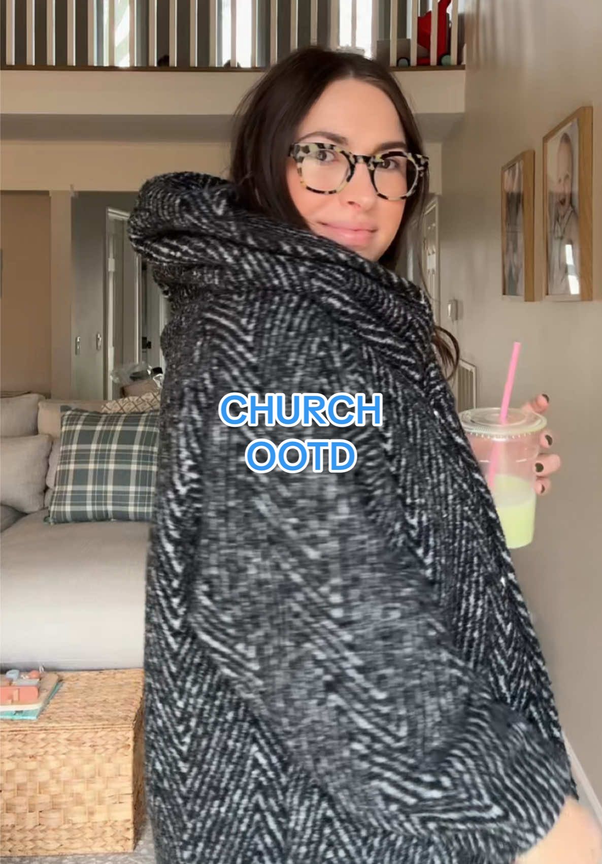 A maternity coat makes getting ready so much easier 😅 @nuuly #24weekspregnant #coldweatheroutfits #OOTD #churchootd 