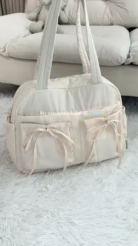 My dream snow duffel?❄️🫧Which girl can reject a bow duffel 🥹Badly neeo this for my trip ✈️#bagsmart #duffel #dufflebag #whatsinmybag #travel #packwithme 
