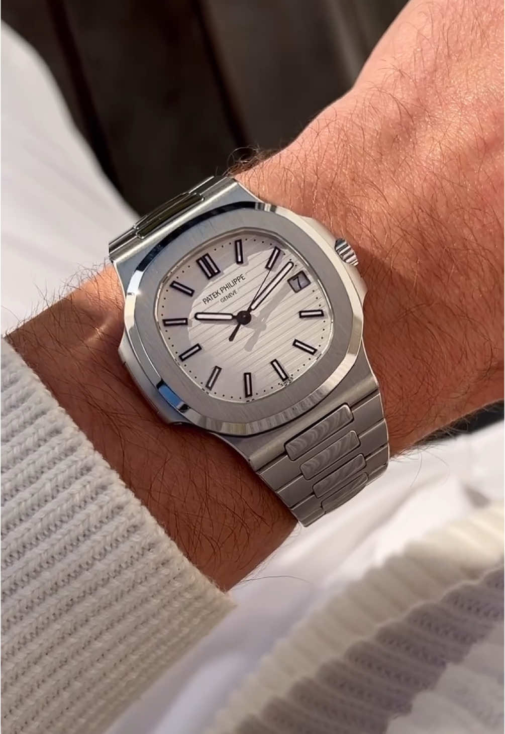 How about a white dialed Patek Philippe Nautilus? 🤍 What’s your take on the nautilus? Let us know in the comments!  Credits: houseoftime_be #chrono24 #chrono24unboxing #fyp #luxury #elegant #design #fashion #patekphilippe #patek #nautilus #rolex #EduTok #newyear #watches #luxurywatches #craftmanship 