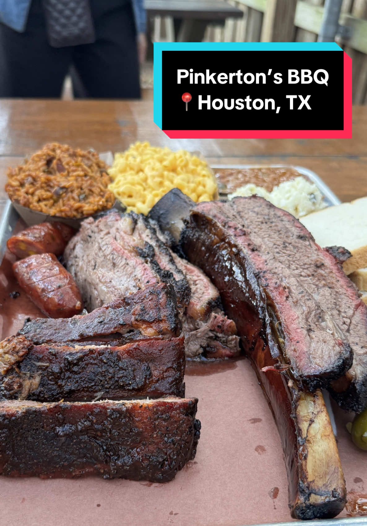 Pinkerton’s BBQ, Houston, Texas. 🇺🇸🥩Me dijeron que este era el mejor BBQ de Texas, que todos tienen sus gustos diferentes, pero para mi no me voló la cabeza, no se si iba con malas expectativas o simplemente fue mal día, pero no se me hizo increíble. Eso si, la gente muy amable, el lugar muy agusto y la costilla de res espectacular, pero lo demás si me decepcionó bastante. #brisket #texas #food #foodreviews #comida #sanantonio #texas #houston #austin #latino #ribs #costilla  #bbq #barbecue #bbqribs #vietnam #restaurante