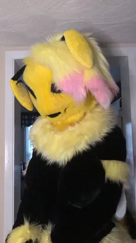 🍑🐝 #fursuit #fursuits #fursuiter #fursuiting #furry #furries #fursuitmaker #furryart 