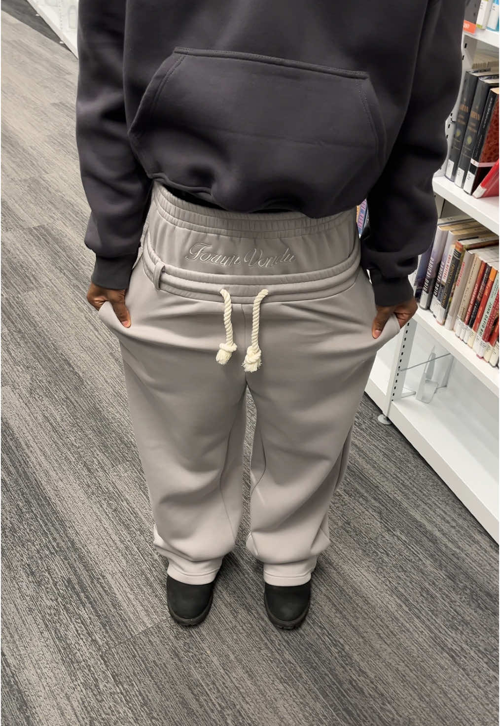 How would you rate this sweat? 😍  #tracksuit #fashion #streetwear #jogger #baggy #zara #zarahaul #sweatsuit #vintagenike #flaredjeans #pepestudio #fashionfinds #vonduclo #trikko #trackpants 