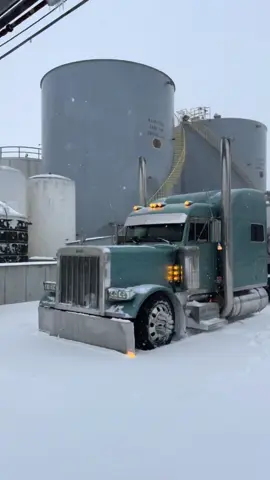 Yall be safe out there #winterstorm #truckinglife #trucking #largecar 