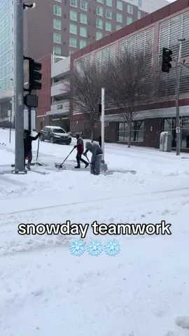 Teamwork in action making this snowday safer for all ❄️ 
