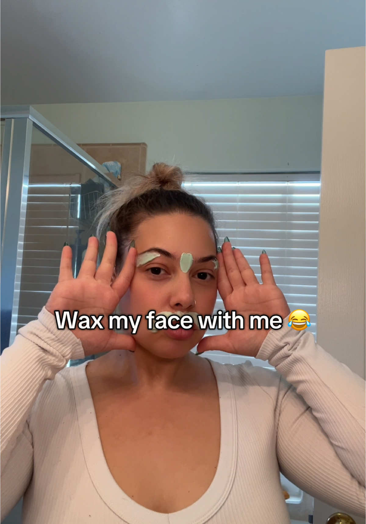 At home wax kit. Top lip HURT. #waxing #waxingkit #wax #waxmelts #bestidywaxingkit @bestidy_official 