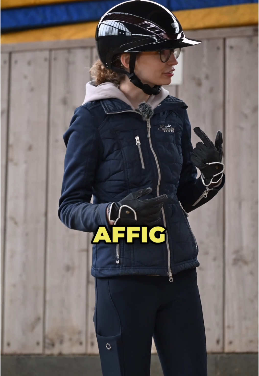 Zugegebenermaßen mache ich das leider auch zu selten 🥲 Habe aber vor Jahren bei Sitzschulungen einige Übungen gezeigt bekommen, die ich bis heute mache (nur leider zu unregelmäßig)😅 Wie seht ihr das? Habt ihr euch schonmal aufgewärmt vor dem reiten?