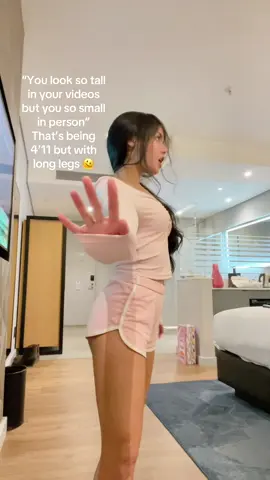 I’m tall to my cats okay ✋🏻