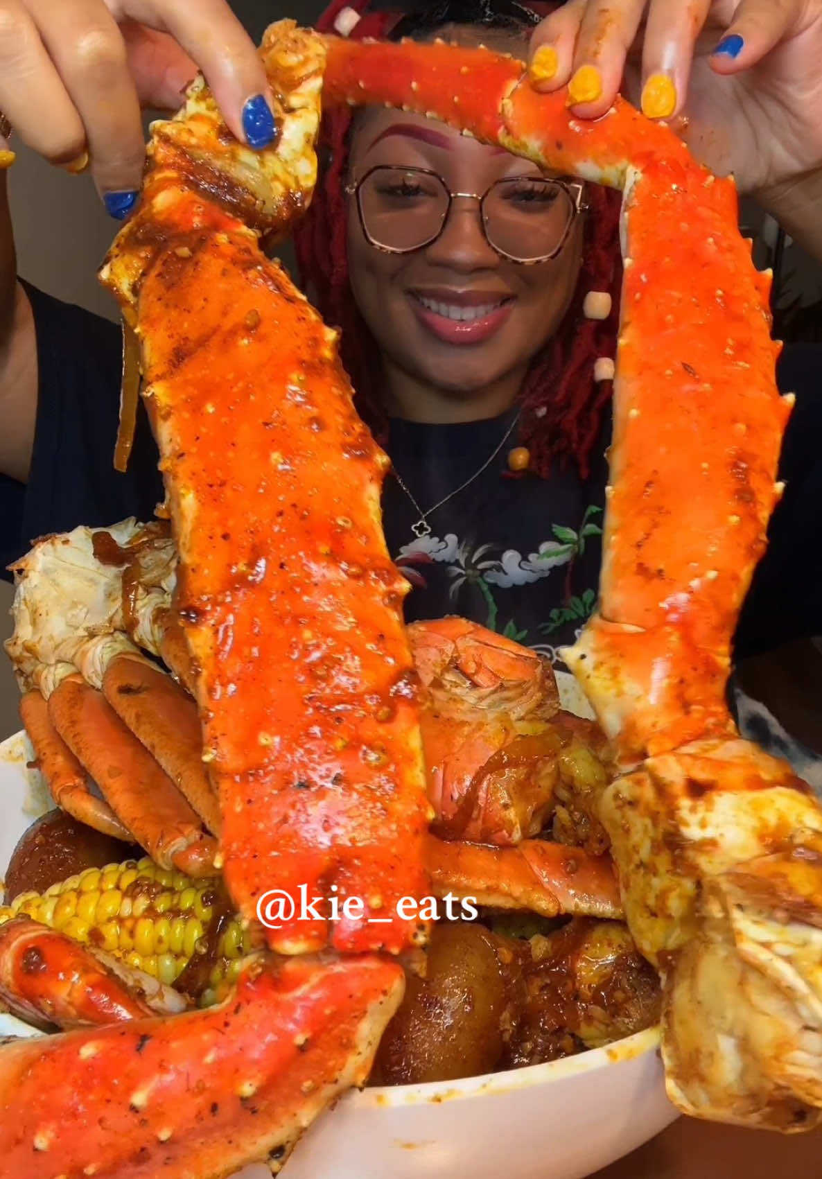 #creatorsearchinsights I Made a seafood boil with king Crab 🦀 , jumbo snowcrab, mega prawns 🦐 , potatoes 🥔 , sausage, and corn 🌽  #asmr #seafood #seafoodboil #kingcrab #shrimp #snowcrab #mukbang #fyp #fypシ 
