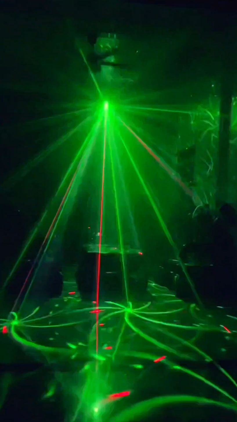Đèn laser 7 màu kết hợp nháy theo nhạc sử dụng cho vũ trường, karaoke. #dennhaytheonhac #denvutruong #denled #denledtrangtri #xuhuong 