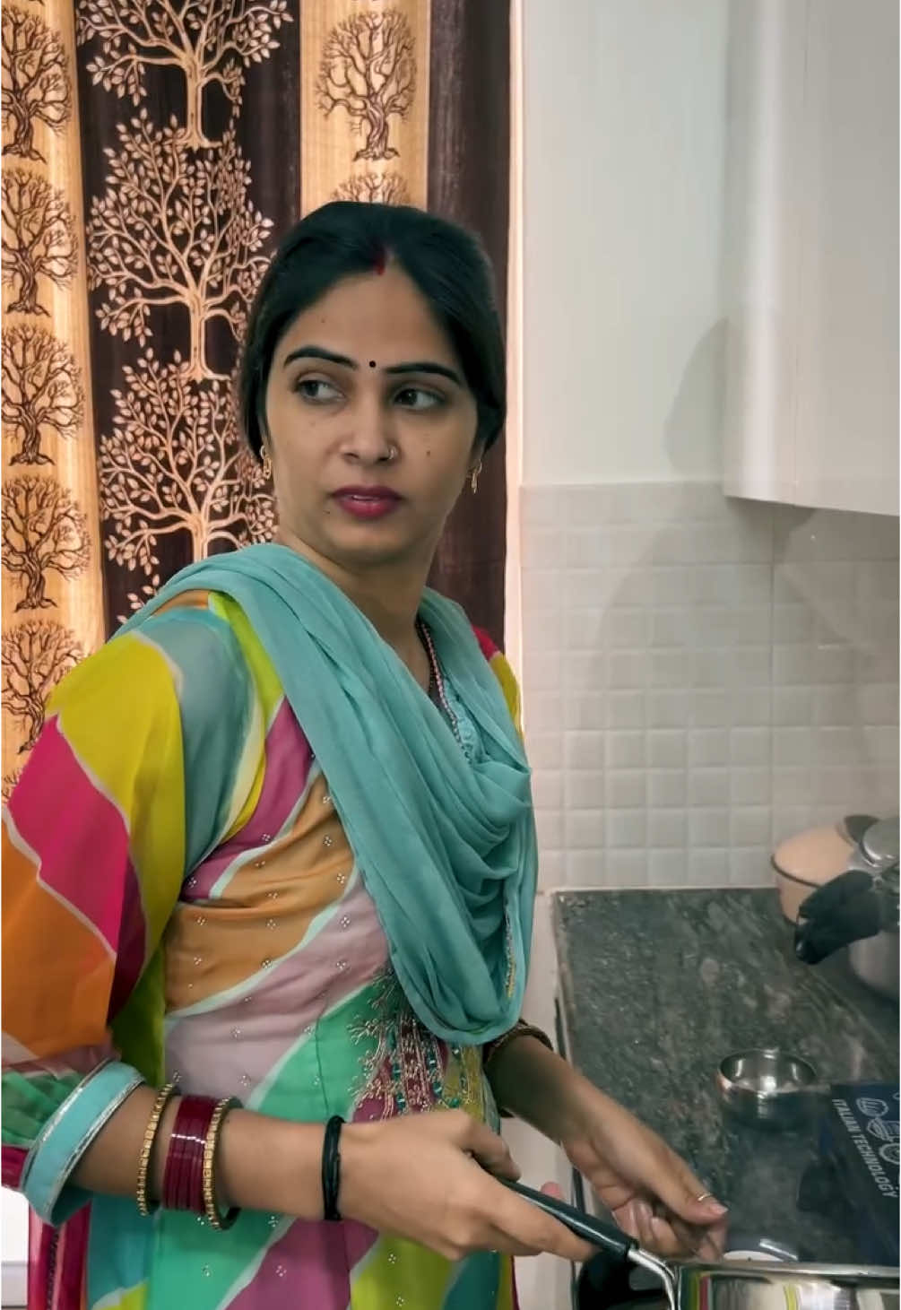 Mother-in-law threw daughter-in-law out of the house सास ने बहू को निकला घर से #SAS #family#rive145 #StorylnHindi 