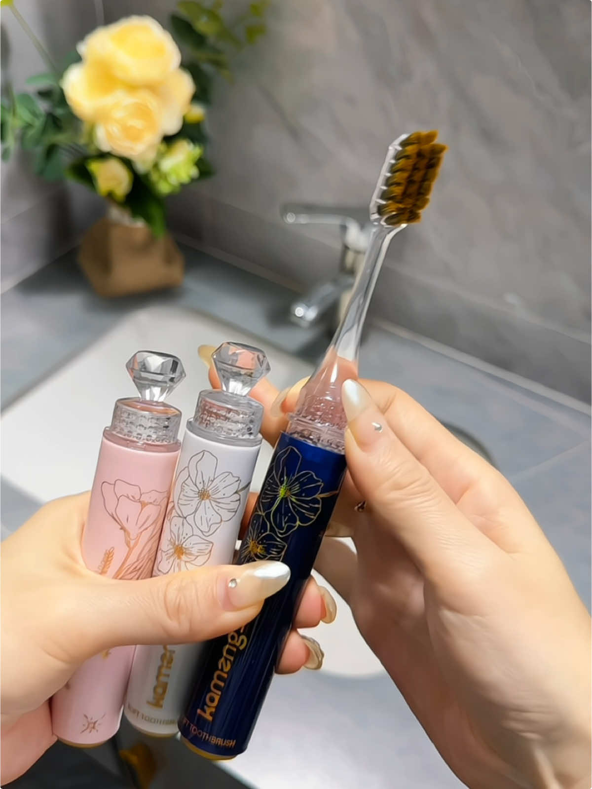 Bộ 3 chiếc hoạ tiết hoa, ngoại hình gấp gọn như cây son môi #banchaidanhrang #banchaidanhranggapgon 