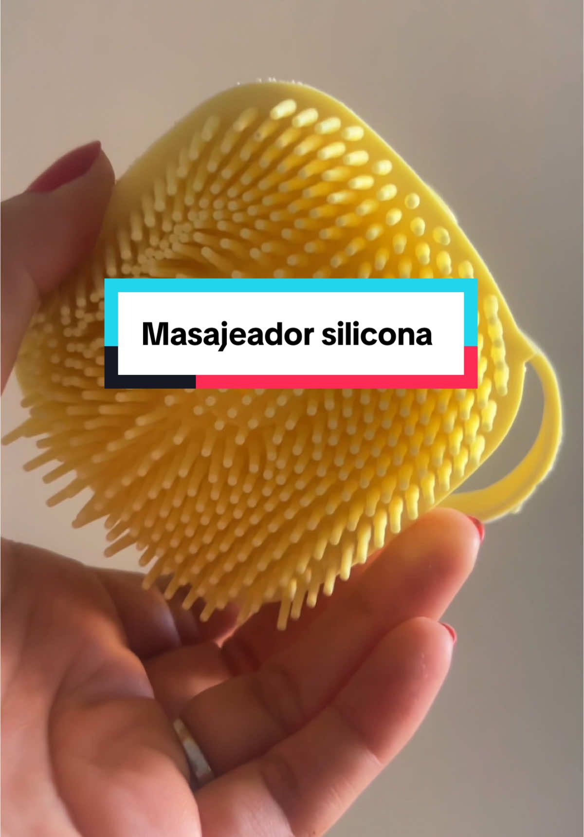 🛁✨ ¡Hora del baño sin estrés para tu mascota! 🐾 Convierte la rutina de limpieza en un momento de relajación con nuestro cepillo dispensador de jabón y masajeador de silicona: 💧 Cerdas suaves: Diseñadas para cuidar la piel y el pelaje de tu perro o gato mientras disfrutan de un masaje relajante. 🐕 Dispensador integrado: Lava y masajea al mismo tiempo, ¡ahorrando tiempo y esfuerzo! 👋 Ergonómico y práctico: Tamaño perfecto para un uso cómodo y efectivo. 📏 Medidas: 8.8 cm x 8 cm x 5.7 cm ✔️ Ideal para cuidar a tu mejor amigo con amor y comodidad. ¡Haz que el baño sea su momento favorito! 📩 Escríbenos y consigue el tuyo hoy mismo. #CuidadoDeMascotas #HoraDelBaño #MascotasFelices