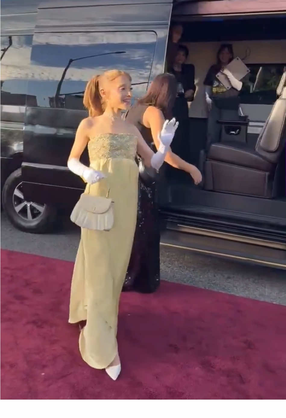 Ariana Grande arriving on the Golden Globes red carpet 💛 | #arianagrande #goldenglobes #2025 #redcarpet #fyp 