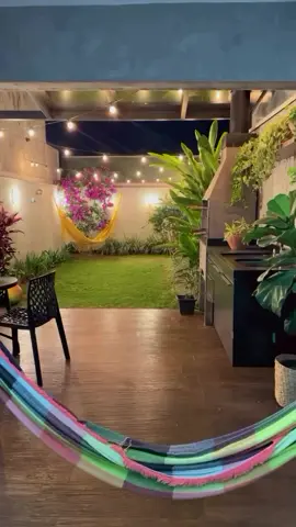 Detalhes dessa área externa charmosa e aconchegante, com varal de luzes, rede e um lindo Manacá da Serra. Gostaram? 😍 Por: @papo_de_lar_  •───────────────────────• #arq_designer #arqdesigner #arqdesignermarketplace
