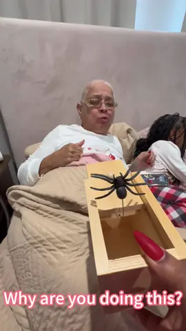 Spider box prank #fyp #Tiktok #funnyvideo #funnymoments #😂😂😂 #🤣🤣🤣 #funnypeople #funnytiktok #prank #prankwars 