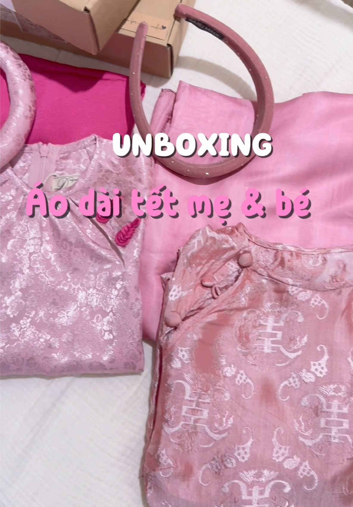 Chiếc outfit áo dài đôi đầu tiên năm 2025 của 2 mẹ con🫶🏻🫶🏻#suayeuoi #mebimsua #xuhuong #embedangyeu #aodaivietnam #unboxing #quanaoembe #aodai #tet2025♥ 
