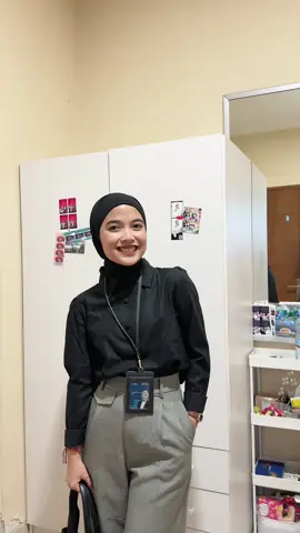 ngantor pake outfit hitam sama abu2 emg ga pernah gagal sihh, anyway semangatt hari senin semuaa!!  #outfitideas #outfitkerja #fypシ #OOTD #fitcheck 