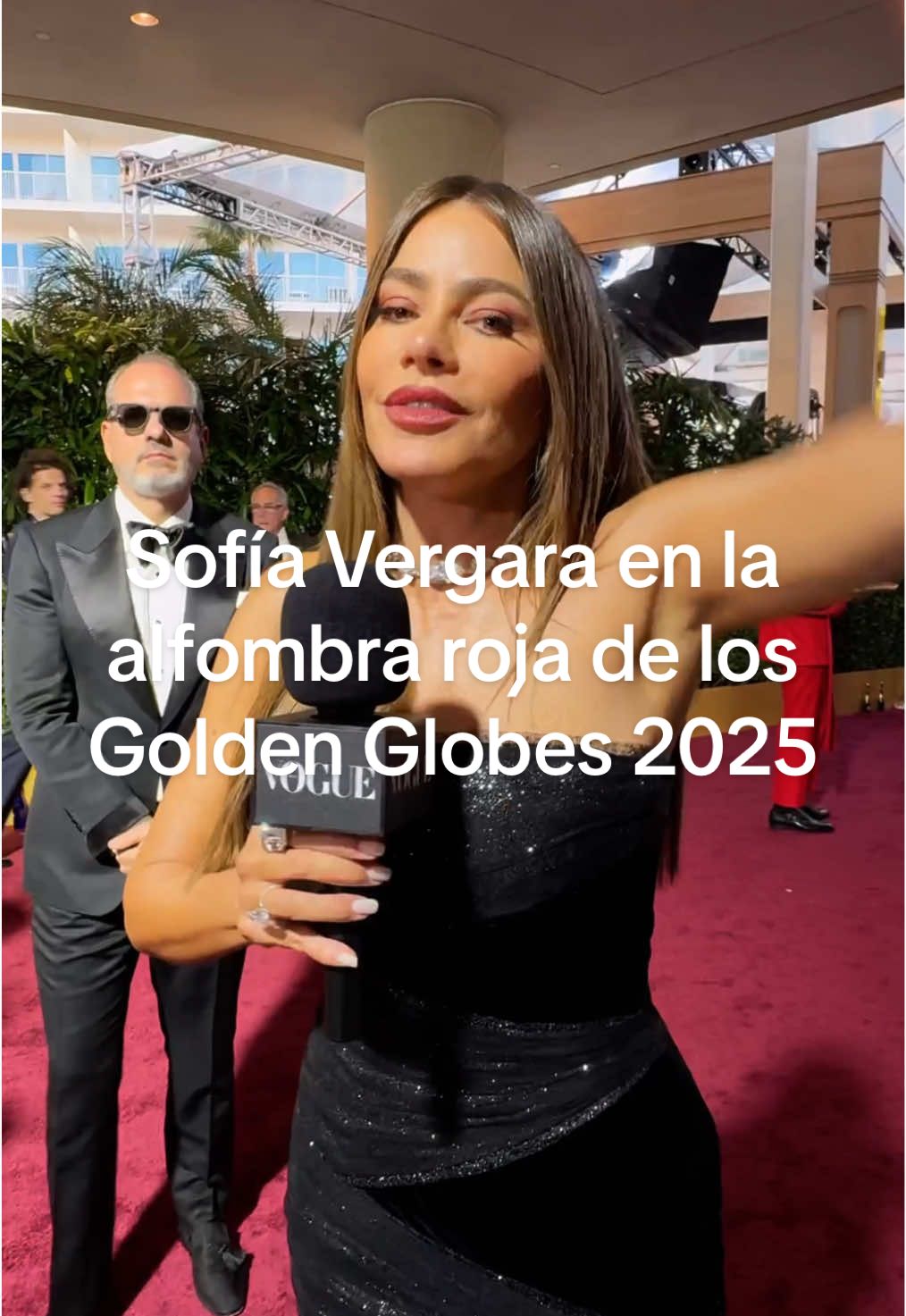 Con #Griselda, su serie de #Netflix, la actriz colombiana #SofiaVergara llega a los #GoldenGlobes de esta noche como nominada y ella misma nos cuenta su experiencia. #GoldenGlobes2025 #Moda #belleza 