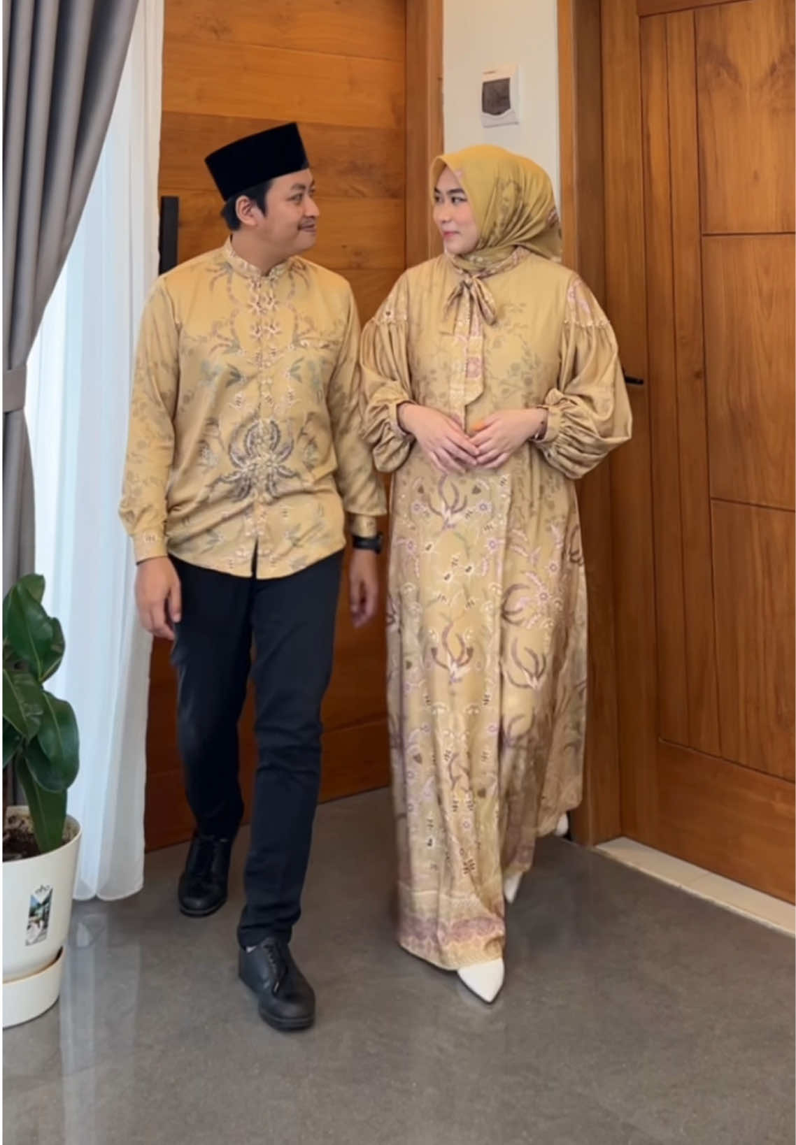 Another outfit lebaran check. 💕 Yang belum punya sarimbit lebaran buruan JOIN LIVE, ada banyak outfit lebaran cakep2 nih. 🛍 #dynclothingline #OOTD #ootdfashion #sarimbit #dynsignature #rayaoutfit #fypシ #gamisdyn #familyset #dresslebaran #outfitideas #fashiontiktok #dresscantik 