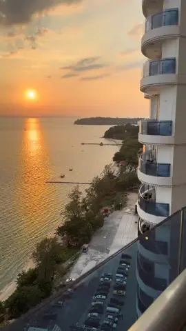 Dậy sớm ngắm bình minh mà trong đầu suy nghĩ có nên tốc biến bơi về vn luôn không ta 😂#cambodia🇰🇭 #sihanoukville🇰🇭 #mocbaicampuchia🇰🇭 #phnômpênh🇰🇭 #xamattayninh🇰🇭🇰🇭 #chodembavet #xuhuongtiktok 