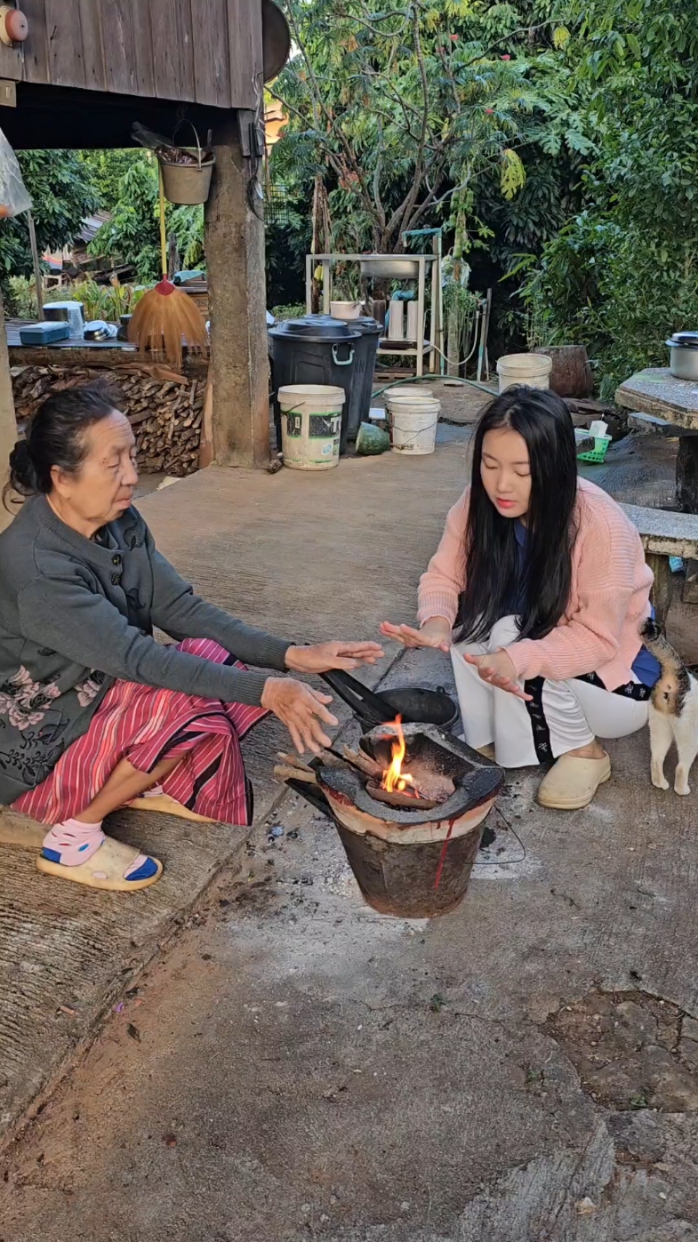 ถึงจะโตเเค่ไหนก็ยังเป็นเด็กในสายตายายเสมอ🥰🥰. #แอร์ปอ #สาวกะเหรี่ยง  #ชนบทบ้านฉัน🌿🌿 
