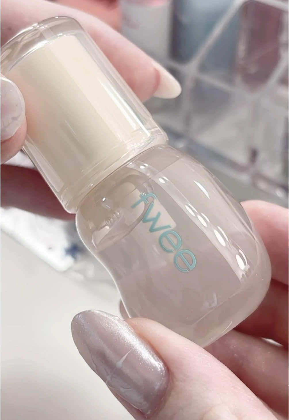 Fwee ⭑.ᐟ 3d changing gloss: clear. finally a lip gloss without a burning sensation..! Beautiful gloss with a thick formula. #beauty #TikTokBeauty #makeup #fyp #kbeauty 