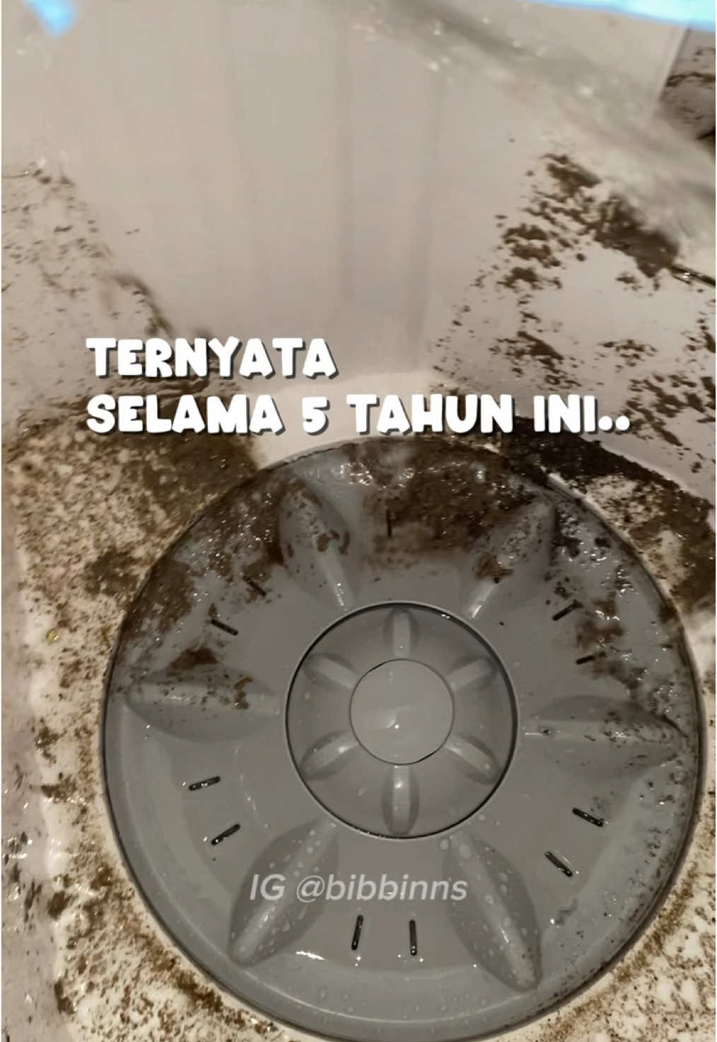 Walaupun dari kuar kelihatan bersih, ternyata bagian dalam mesin cuci tuh kotor banget. Makanya minimal sebulan sekali harus dibersihkan, karna bisa bikin cuci baju gak bersih, mengandung debu, bahkan bisa bikin kulit gatel gatel. Sekarang semuanya udah canggih, gak perlu bongkar mesin cucinya tinggal pake serbuk pembersih mesin cuci dari @unikleen.id ini mesin cuci kamu auto bersihh. Ini bisa pake air panas maupun air dingin. Praktis banget 🫶🏻#unikleen #unikleenpembersihmesincuci #unikleenwashingmachinecleaner #pembersihmesincuci #deepcleaningmesincuci 