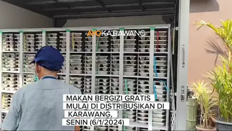 KARAWANG BARAT, AYOKARAWANG.COM - Program makan bergizi gratis(MBG) sudah mulai didistribusikan di Karawang, salah satunya Sekolah Dasar (SD) Negeri Karawang pada Senin, 6 Januari 2025. Pendistribusian makan bergizi gratis dilakukan dari Satuan Pelayanan Pemenuhan Gizi (SPPG) di Jalan RH. Jaja Abdullah, Karawang Kulon, Karawang Barat menuju ke SD Negeri Karawang Kulon 2 yang berada di Jalan Kertabumi, Karawang. Berdasarkan pantauan Ayokarawang.com, pelaksanaan pendistribusian makan bergizi gratis itu dihadiri langsung dari Badan Gizi Nasional (BGN), lalu jajaran Pemerintah Kabupaten Karawang, Kodim dan Polres Karawang. Setelah tiba disekolah makanan itu langsung dibagikan kepada siswa siswi di setiap kelas-kelas di sekolah tersebut. Nampak mereka berdoa dahulu sebelum makan. Anak-anak sangat antusias memakannya usai dibagikan makanan tersebut.  Mereka lahap makan dengan menu nasi, ayam, tahu, sayur kacang dan pisang. Tidak ada susu ataupun air mineral yang disediakan.  Dengan begitu anak-anak membawa minum secara masing-masing.  Adapun, kebanyakan anak setelah habis menyantap makanan tersebut, ada juga yang tidak habis dan tidak makan sayurnya. Untuk diketahui, sebanyak 3.000 porsi makan bergizi gratis didistribusikan di wilayah Karawang mulai tingkat mulai PAUD sampai tingkat SMA/SMK yang radiusnya dekat dengan dapur umum. Sebelumnya, Dandim 0604/Karawang Letkol Inf Dede Hermawan menjelaskan, pihaknya telah membentuk satu dapur umum yang akan mulai beroperasi pada bulan ini di wilayah Karawang Kota. Dalam dapur umum itu akan melibatkan 51 tenaga kerja dari Karawang. Lanjut, ...  Baca selengkapnga di www.ayokarawang.com Reporter : Aip Buhori  #makanbergizigratis #MBG #Karawang #beritakarawang #foryou #ayokarawang 