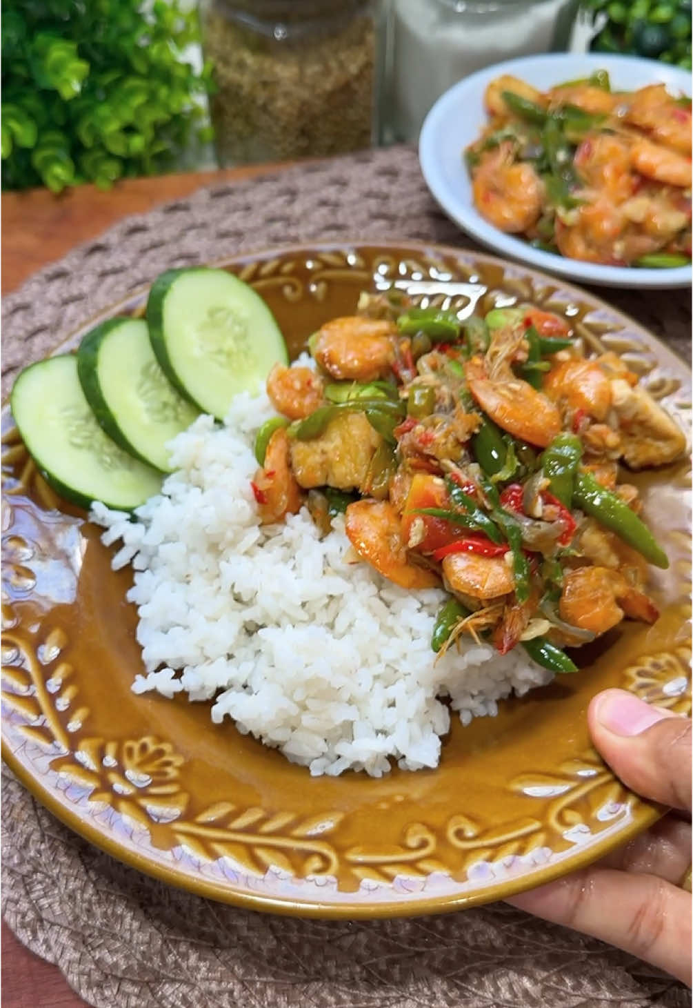 Kalau udah masak menu ini siap2 nambah terus 😄 Bahan-bahan: - 4 kotak tahu - 7 bawang merah - 4 bawang putih - 2cm jahe - 200gram udang - 7 cabe hijau - 25 cabe rawit hijau - 4 cabe merah - 1/2 tomat ukuran sedang - Pete (sesuai selera) - garam - kaldu bubuk - sedikit gula pasir - gula merah - Sambel merah Sambel merah: Bawang merah Bawang putih Cabe merah Tomat Garam (Dimasak hingga matang & tanak) #menuharian #masakanrumahan #masakanharian #masakansimpel #masakansederhana #masaksatset #menusimpel #dinapuji95 #reels #reelsinstagram #olahantahu #olahanudang #fyp 