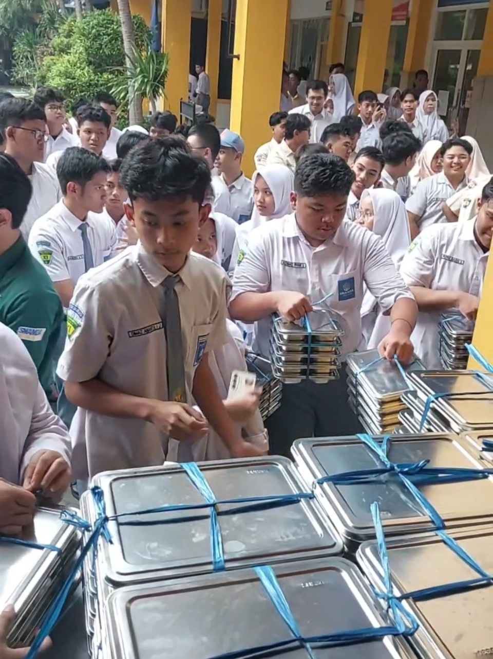 Makan bergizi gratis di SMA muhammadiyah 2 Sidoarjo. Total ada 1.150 porsi MBG yang dibagikan ke para muridnya. Semua kelas, seluruh kelas 10, 11,12, sekolah sudah membuat teknis pembagiannya. masing-masing kelas ada tiga atau empat siswa dalam proses pembagian dan dibantu. #makan #bergizi #gratis #makanbergizigratis #smamuhammadiyah2sidoarjo #capcut 
