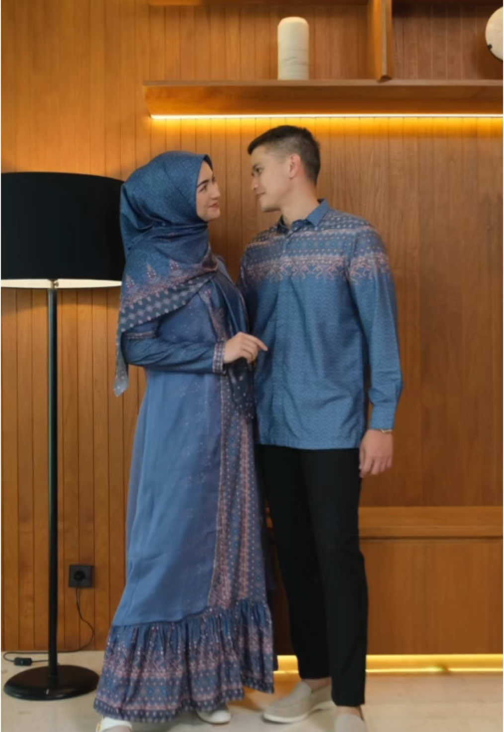 Siapa yang bisa menolak pesona Sarimbit Marawa yang dipakai kak @citraciki dan @thereal_reskyadhitya? Sarimbit MARAWA  “suri Dress dan kemeja sutan “memberikan sentuhan modern dan keindahan Minangkabau yang elegan dan mewah membuat setiap moment hari Raya Idul Fitri bareng Keluarga menjadi lebih berharga✨ Yuk langsung aja ikutan PO nya Mahalov😍