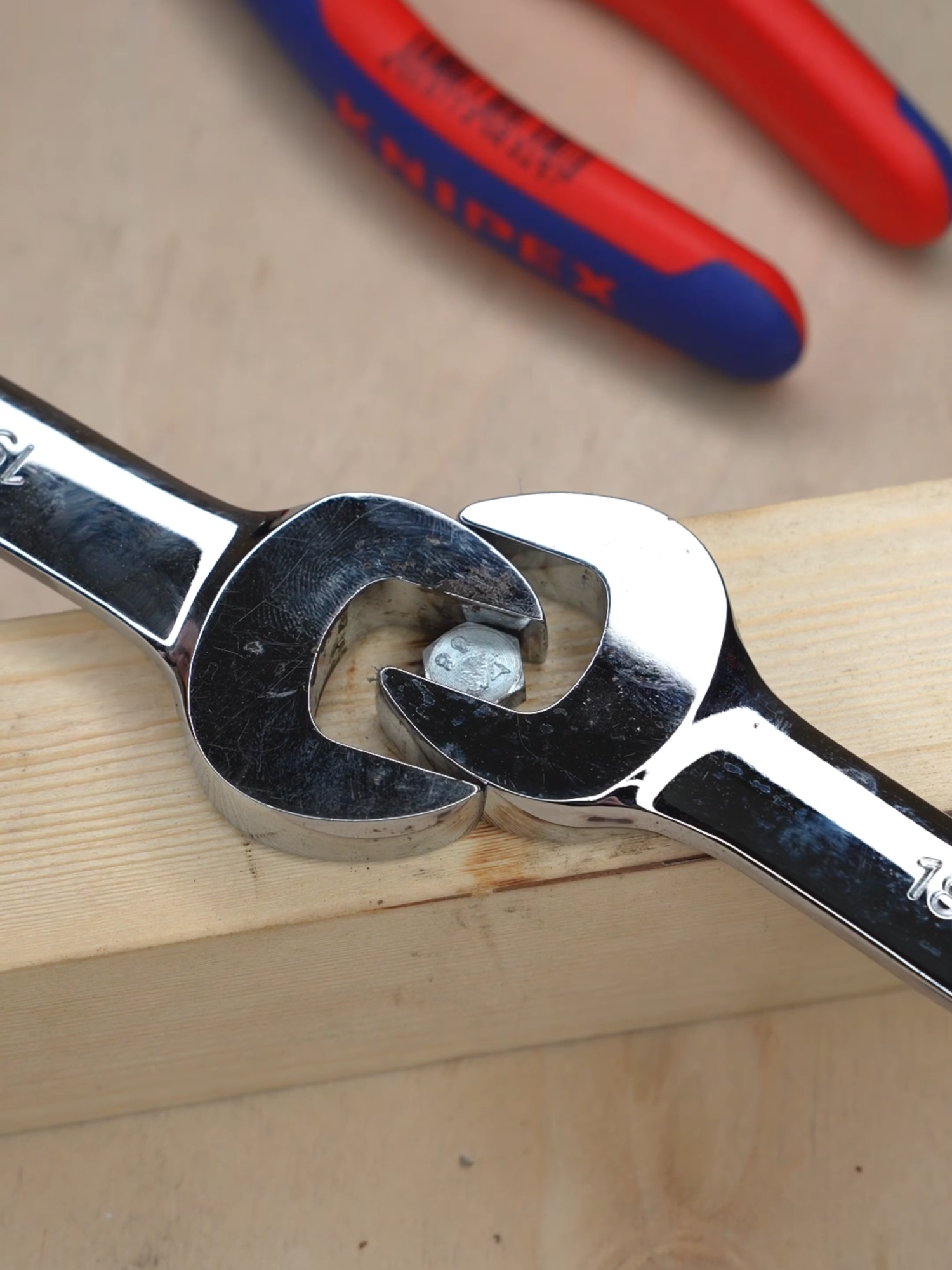 Remember this trick with spanners #trick #lifehacks #DIY #tools