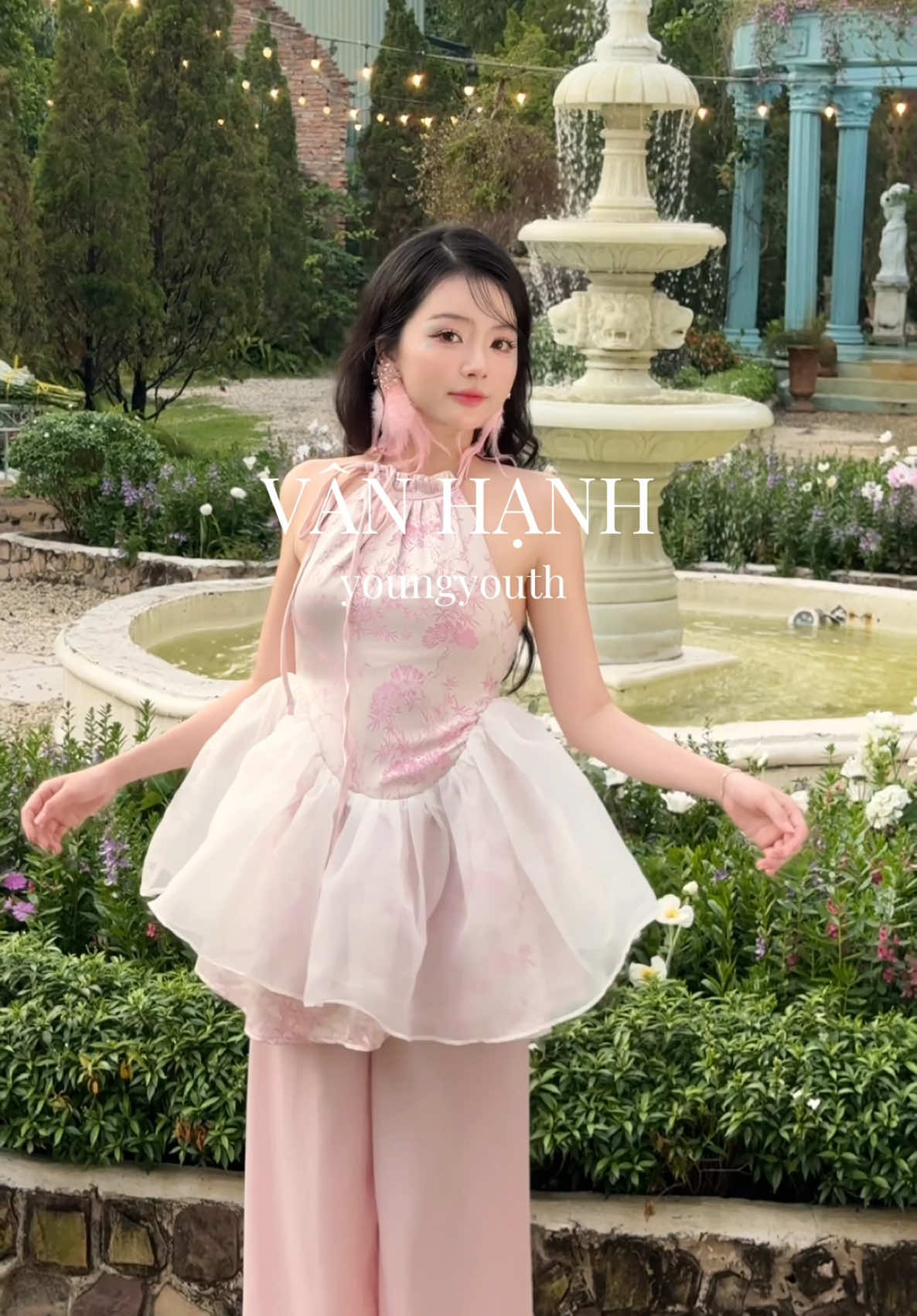 VÂN HẠNH - Khi truyền thống gặp gỡ hiện đại, đó là lúc YOUNG YOUTH cho ra mắt set yếm dịu dàng xinh đẹp này 💗