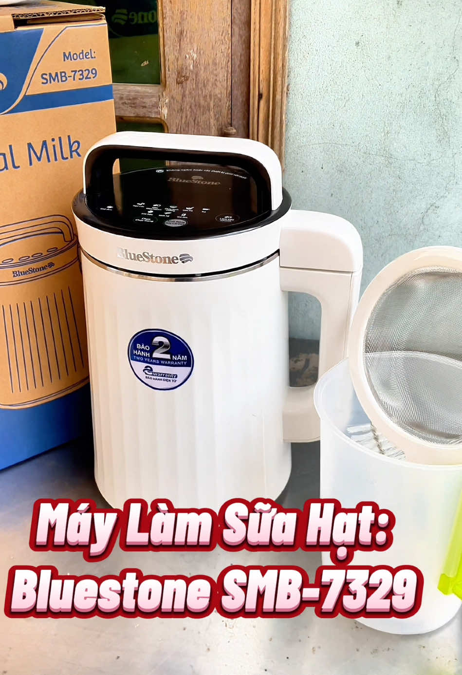 😋 Sữa hạt dinh dưỡng, cực đơn giản tại nhà với máy làm sữa hạt đa năng BlueStone SMB-7329  🥛 Dung tích 1.3L phù hợp với gia đình 3-5 thành viên ⚡️ Công suất lớn 1000W giúp máy hoạt động ổn định, xay nhuyễn các loại hạt chỉ trong 17 phút  👌 Giữ trọn dưỡng chất khi xay mịn nhuyễn các hạt với lưỡi d.ao 4 cánh sắc bén cùng tốc độ quay đến 42.000 vòng/phút  📌 Nổi trội hơn hẳn so với các dòng máy xay sữa hạt khác ở 8 chương trình nấu đa dạng từ sữa hạt, trà, cháo dinh dưỡng,... được cài đặt sẵn.  🫘 Chỉ cần bỏ nguyên liệu và lựa chọn chế độ, máy sẽ tự động hoàn thành quá trình nấu mà không cần đứng xay, lọc hay canh nhiệt  🛡 6 chế độ bảo vệ, đảm bảo an toàn tối đa cho người dùng và giữ gìn chất lượng máy bền bỉ hơn   #BlueStone #máy_làm_sữa_hạt #BlueStoneSMB7329 #maylamsuahatbluestone 