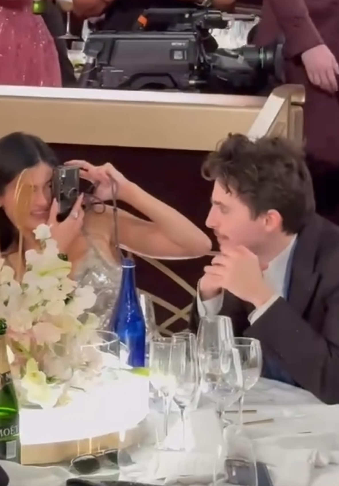 Kylie Jenner taking a picture of Timothée Chalamet last night at the Golden Globes. 🎥 @E! News  #GoldenGlobes #goldenglobes2025 #goldenglobes82 #fashiontiktok #TikTokFashion #timotheechalamet #kyliejenner 