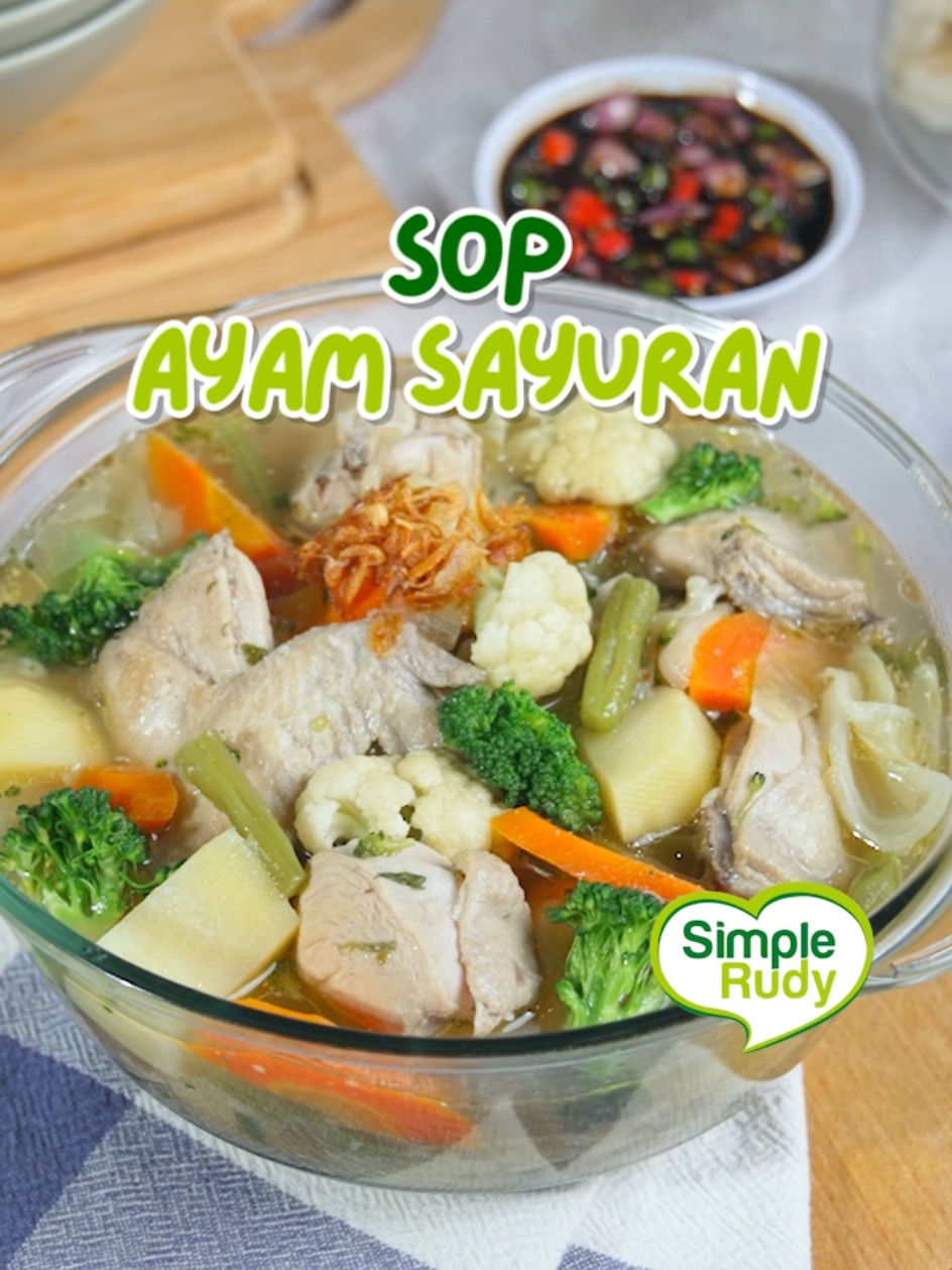 [RESEPNYA ADA DIAKHIR VIDEO YA GAES] Cuacanya lagi mendung syahdu gini enaknya makan yang hangat-hangat guys, kayak sop ayam sayuran ini selain bisa menghangatkan badan juga mengandung banyak vitamin lho 😍 #simplerudy #resepsimple #reseppraktis #sopayam #sopayamsayuran #idemasakan #fyp #viral #trending 